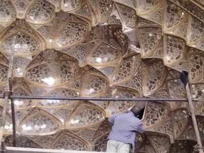  آغاز مرمت اضطراری مقرنس و آینه‌کاری تالار ستون‌دار کاخ چهل‌ستون اصفهان
