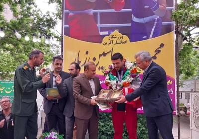  برگزاری مراسم استقبال از نایب‌ قهرمان بوکس آسیا در ملایر - تسنیم