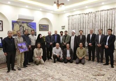  دیدار مسئولان دانشگاه آزاد با مادر شهید پاکپور - تسنیم