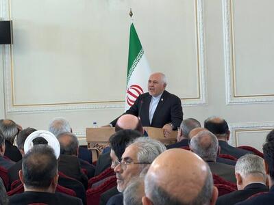  ظریف: نیاز به تضمین از سوی قول‌شکنان نداریم /  مردم‌ و نیروهای مسلح‌ بزرگترین تضمین برای ما هستند؛ دوستان در عرصه دیپلماسی با اتکا به آن‌ها می‌توانند از حقوق ملت ایران دفاع کنند و نگران آینده نباشند / آینده پر از فرصت برای ایران است