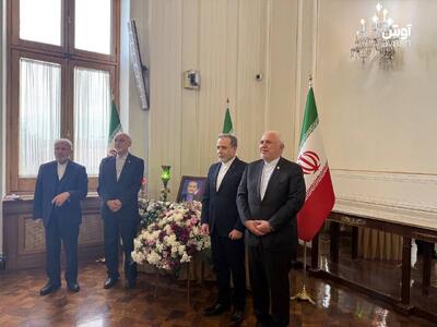  عکس یادگاری وزیران خارجه سال‌های گذشته ایران در حاشیه مراسم بزرگداشت شهید امیرعبداللهیان و شهید خرازی