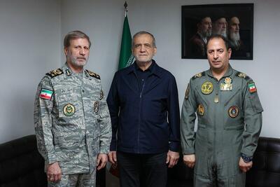  پزشکیان در دیدار با فرمانده کل آجا: ارتش با آمادگی عملیاتی بالا اقتدار دفاعی کشور را به نمایش گذاشت