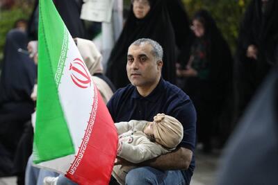  «در روح و جان من می‌مانی ای وطن»/ شور مردم رشت در قرار هشتاد و دوم  ایستادگی برای ایران+فیلم
