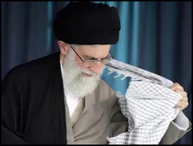  رهبر انقلاب از چه زمانی چفیه بر دوش انداختند؟
