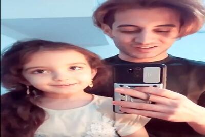  آواز شاد؛ دختربچه انگار همزاد آهوئه با اون چشماش کنار داییش میخونه آدم بال درمیاره