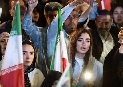  پلاکارد توجه‌برانگیز یک دختر بچه در تجمعات شبانه