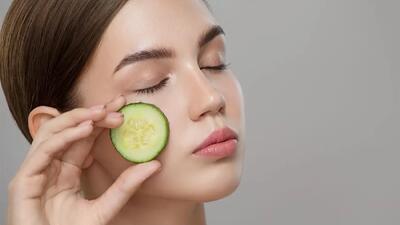  فواید بی نظیر ماسک خیار و گلاب برای جوانسازی پوست