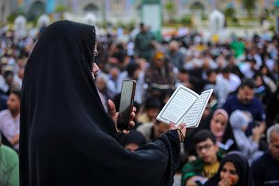  یک عاشقانه آرام | زائران و مجاوران حریم سلطان سریر ارتضا در روز عرفه پیروزی ایران امام رضا(ع) را طلب کردند