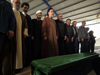  نماز میت خواندن سیدمحمد خاتمی بر پیکر خواهرش + عکس