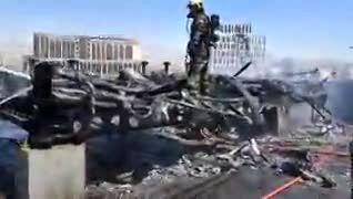  حادثه آتش سوزی روی پشت بام یک مجتمع تجاری در تهران/ علت در دست بررسی است + ویدیو