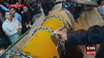  نمایش لاشه موشک کروز آمریکایی در اجتماعات نیشابور/دست نوشته پدر شهید خوافی روی موشک: «مرگ بر وطن فروش»+فیلم