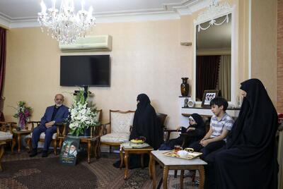  همسر شهید سردار شیرازی: او هرگز به دنبال مقام نبود/ همیشه می‌گفت ما در دفتر نظامی فرماندهی کل قوا خدمتگزار رهبری هستیم، نه صاحب‌منصب