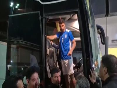  امضای بازیکنان تیم ملی روی پیراهن ایران برای هواداران