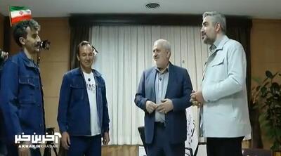  دیدار وزیر نیرو با فردی که با پای ترکش خورده در حالم انجام وظیفه خود بود