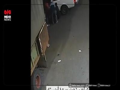  فیلم/ نجات شهروند تهرانی از مرگ حتمی در مقابل دوربین مداربسته