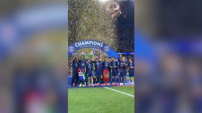  بالا بردن جام قهرمانی لیگ قهرمانان اروپا از قاب دوربین پاری سن ژرمن
