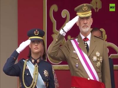  سقوط پرچم اسپانیا هنگام برافراشته شدن در حضور پادشاه
