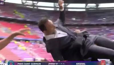  محافظ مسی خبرنگار را بلند کرد و با خود برد!