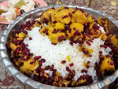  طرز تهیه زرشک پلو زعفرانی با مرغ تکه‌ای خوشمزه
