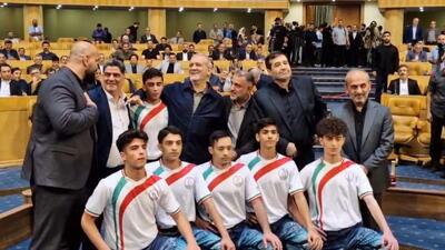  عکس یادگاری مسعود پزشکیان با ورزشکاران زورخانه ای