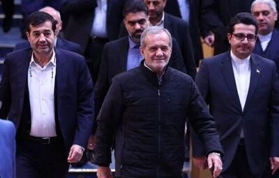  امضای پزشکیان روی پیراهن منقش به عدد ۱۶۸ شهید مدرسه میناب در مراسم انتخاب قهرمان ایران +عکس