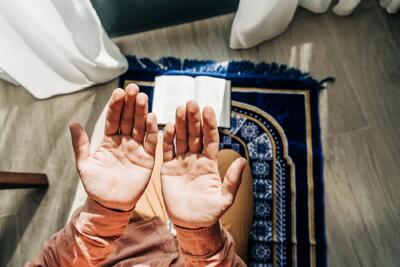  جابجا خواندن حمد و سوره در نماز چه حکمی دارد؟