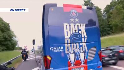  استقبال از اتوبوس بازیکنان پاری سن ژرمن در راه ورزشگاه پارک دو پرنس