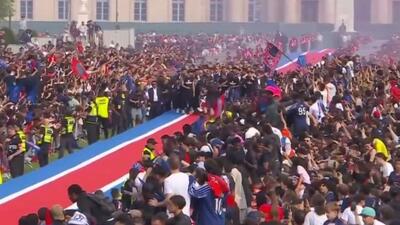  حرکات موزون بازیکنان پاری سن ژرمن با کاپ قهرمانی در کنار هواداران