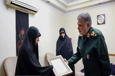  دیدار معاون هماهنگ‌کننده نیروی زمینی سپاه با خانواده شهید ابراهیم‌زاد