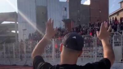  حضور محمد عباس زاده در ورزشگاه وطنی و تشویق او توسط هواداران