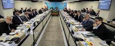  همتی: بانک‌ها همزمان با کنترل نقدینگی بر تأمین مالی تولید متمرکز شوند