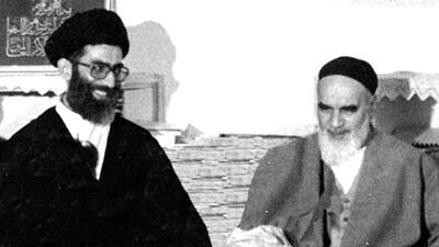  انتشار برای نخستین‌بار؛ کفن آیت‌الله خامنه‌ای به امام رسید