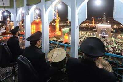 نقاره‌نوازی خادمان امام رضا(ع) در شب عید غدیر