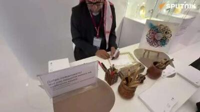  خطاطی عربی نام برند اسپوتنیک در مجمع سنپترزبورگ