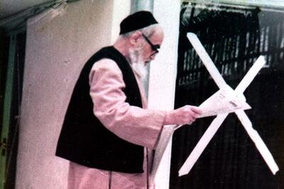  امام (ره) در طول زندگی خود دست چه‌کسانی را بوسید؟/باید روحانی با لباس روحانیت شهید شود تا مردم بفهمند...