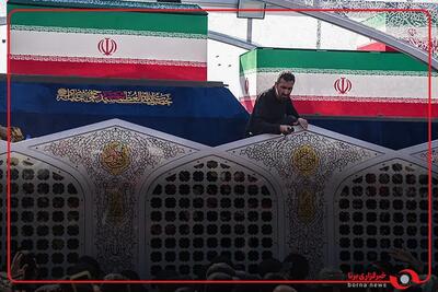  گلباران پیکر مطهر امام مجاهد شهید، حضرت آیت‌الله العظمی خامنه‌ای توسط مردم عزادار در خیابان آزادی تهران ۱۴۰۵/۴/۱۵