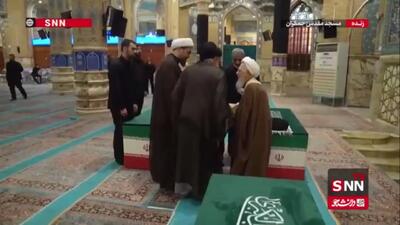  گفتگوی آیت‌الله جوادی آملی با فرزند و داماد رهبر شهید انقلاب پیش از اقامه نماز بر آقای شهید ایران
