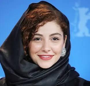  تصاویر متفاوت مهتاب ثروتی در حال صخره‌نوردی