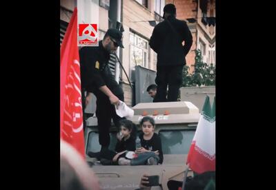  رفتار مامور پلیس با دختران خردسال در مراسم تشییع رهبر شهید | ویدئو