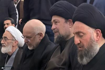 لحظاتی از حضور آیتالله سید حسن خمینی در مراسم تشییع و تدفین پیکر مطهر رهبر شهید انقلاب و شهدای خانواده ایشان در حرم امام رضا (ع)