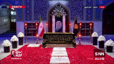  در فضای معنوی رواق دارالذکر حرم امام رضا (ع) آیاتی از قرآن کریم بر مزار پاک رهبر شهید انقلاب اسلامی زمزمه شد