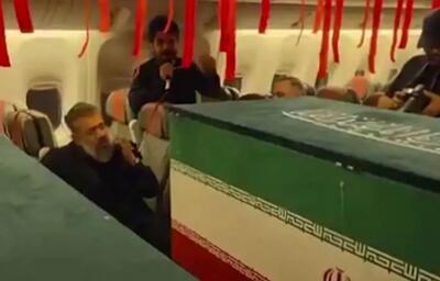  شعرخوانی محمد رسولی در مدح امیرالمؤمنین علیه‌السلام در کنار پیکر مطهر رهبر شهید انقلاب و شهدای خانواده ایشان در پرواز تهران به نجف اشرف