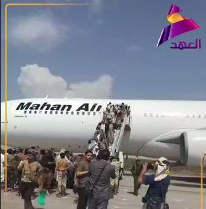  استقبال گسترده مردمی از هواپیمای ایرانی در فرودگاه الحدیده یمن