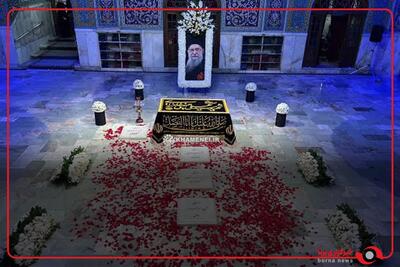 پنجره متفاوتی به اشتیاق و اشکهای مردم عزادار هنگام زیارت مزار نورانی رهبر شهید انقلاب در رواق دارالذکر حرم مطهر امام رضا علیهالسلام