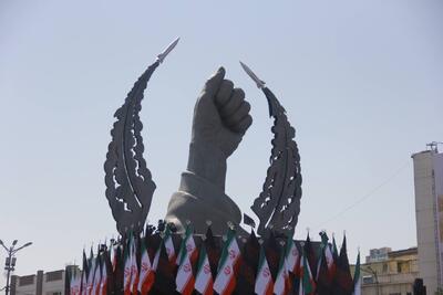 مشت گرهکرده در میدان انقلاب اسلامی