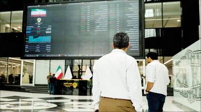 سرمایهگذاران حقیقی منابع خود را به صندوقهای درآمد ثابت و طلا منتقل کردند