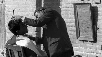  سفر در زمان؛ تراشیدن موهای پسربچۀ تهرانی در کنار خیابان؛ 99 سال قبل