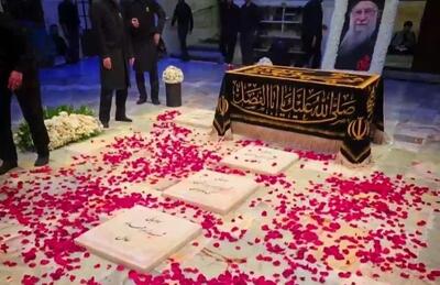  ببینید |  تصویری دیده نشده از لحظات آماده‌سازی مرقد رهبر شهید انقلاب