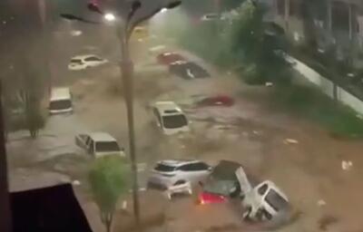  سرگردانی خودرو‌ها در سیل چین