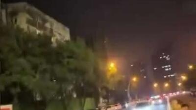 بخش بزرگی از جاده ای در چین فرو ریخت و سه ماشین را با خود به گودال فروبرد